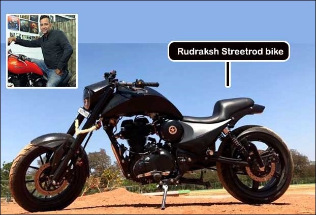 The owner Ricardo Periera (Bulleteer Customs) with  Rudraksh streetrod bike 