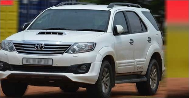 ARAI mileage figure of the Toyota Fortuner with manual transmission is 12.55 kmpl, whereas the automatic delivers 14 kmpl